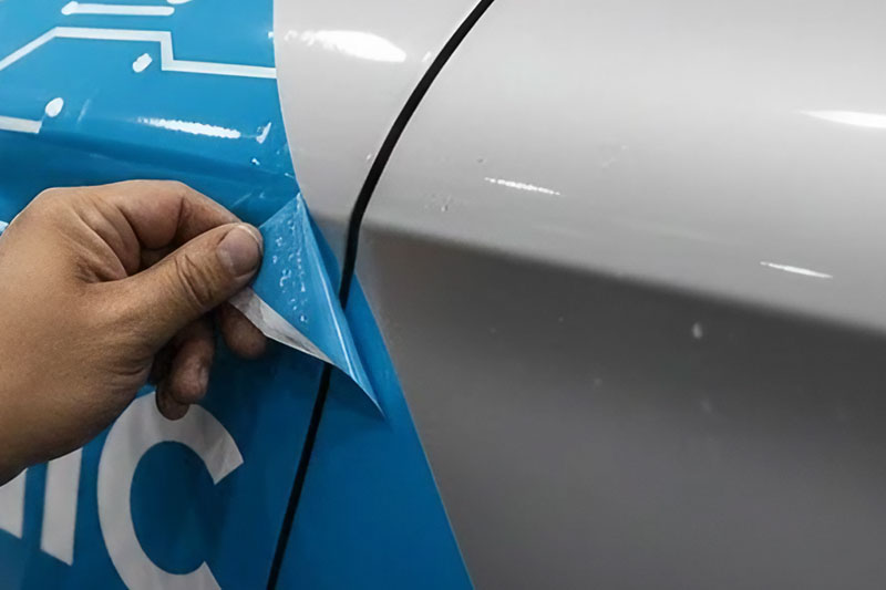 Detalle de película de vinil para vehículos durante instalación - Ilustrarte EC