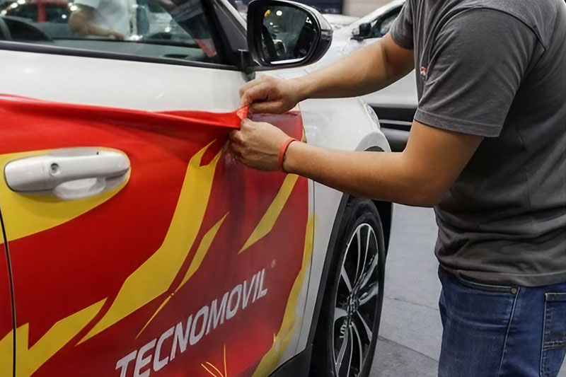 Instalación de vinil adhesivo impreso para brandeo vehicular en Quito - Ilustrarte EC