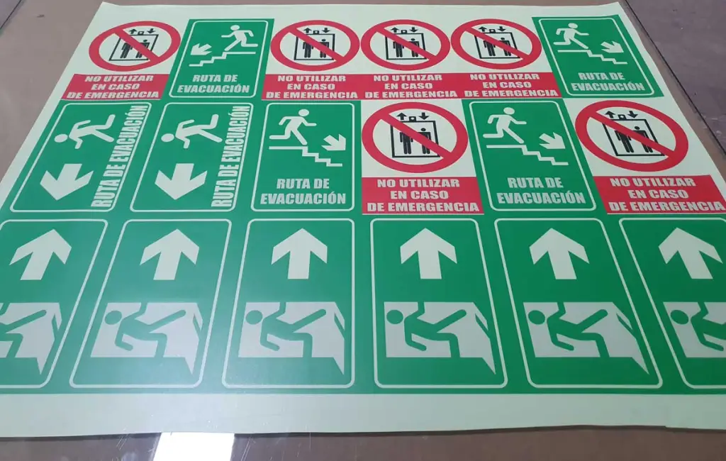 Señales de seguridad industrial y rutas de evacuación en Quito - Ilustrarte EC