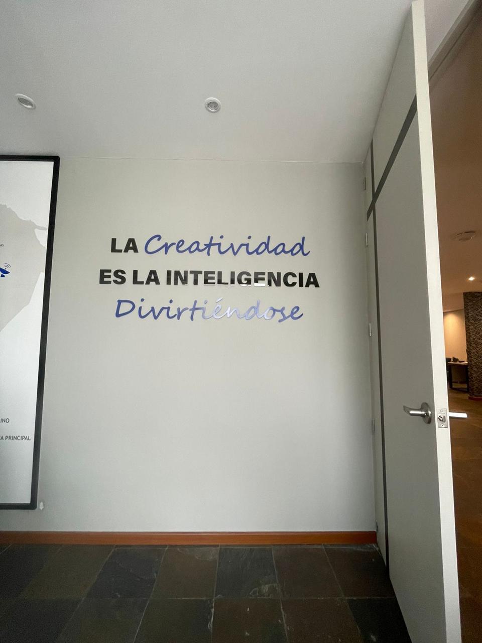 Vinil decorativo para comunicación visual corporativa en oficina - Ilustrarte EC