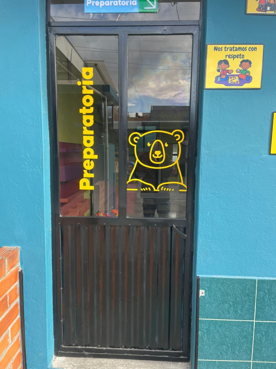 Vinilos para vidrios y señalética educativa personalizada - Ilustrarte EC